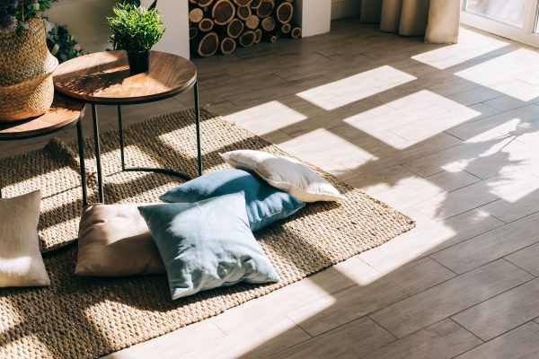 Vloer met zonnestralen erop, hittegolf en verkoeling woning