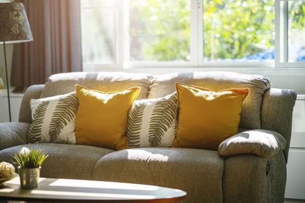 Bankje met zonnestralen van buiten, hittegolf en verkoeling woning